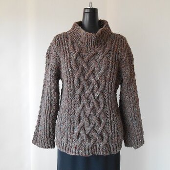 ブラウンツィードの模様編みセーターの画像