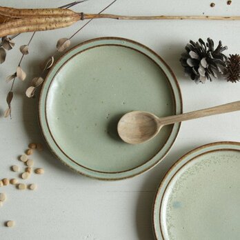 小皿　丸の皿 　淡いグリーンマット系　陶器の画像