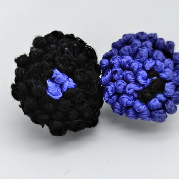 もこもこ刺繍のイヤリング　(金属アレルギー対応)