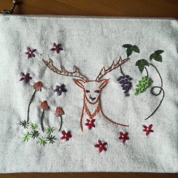 手刺繍☆リネンのポーチ☆鹿と葡萄の画像