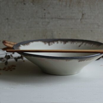 大鉢　淵に濃い茶　優しい雰囲気の白マット系　陶器　