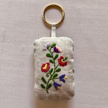 花の刺繍のキーチャーム（リネン）の画像