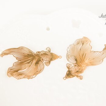 【2個入】金魚のパーツ　チャーム　和風　透かし模様　ゴールド　D001Gの画像