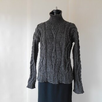 チャコールグレーの模様編みセーターの画像