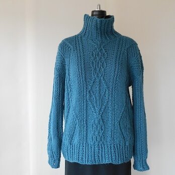 ブルーグリーンアルパカの模様編みセーターの画像
