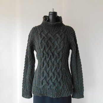 ダークグリーンツィードの模様編みセーターの画像