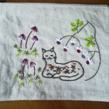 手刺繍☆リネンのポーチ☆猫とキノコの画像