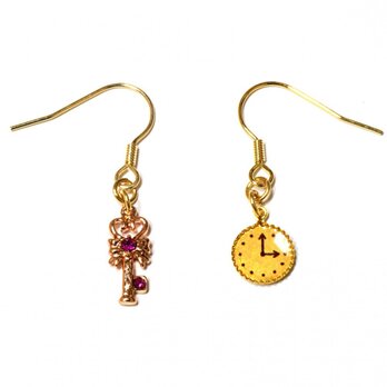 小さなピンク・ゴールドの鍵と懐中時計の金色ピアスの画像