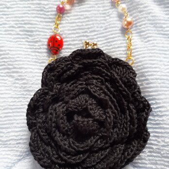 編みがま口ポーチ　立体お花黒　ブレスレット付きの画像