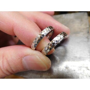 結婚指輪 手作り（鍛造＆彫金）プラチナ製　シンプルな甲丸リング＆力強い深い槌目を打ち込む！の画像