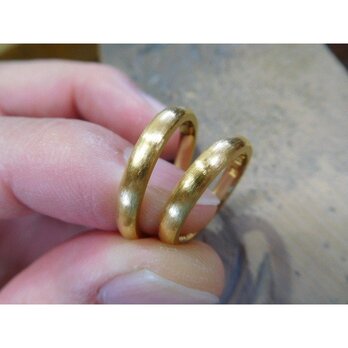 結婚指輪 手作り（鍛造＆彫金）純金 k24製　粗く仕上げた純金の輝きが美しい！幅３ミリのシンプルな甲丸デザインの画像