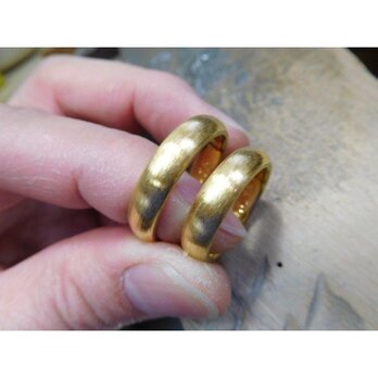 結婚指輪 手作り（鍛造＆彫金）純金 k24製　粗く仕上げた純金の輝きが美しい！幅広くてボリュームがある甲丸デザインの画像