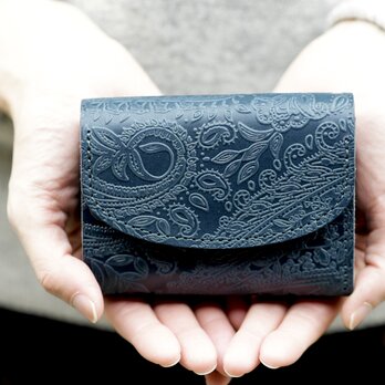 ペイズリー型押し 三つ折り コンパクトウォレット MANUEL ネイビーミニ財布 ヌメ革の画像