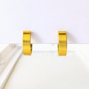 〈痛くない〉ゴールドフラットリングイヤリング･イヤーカフ･フェイクピアス〈直径約17㎜幅約5㎜〉(両耳用)(調節可能) の画像