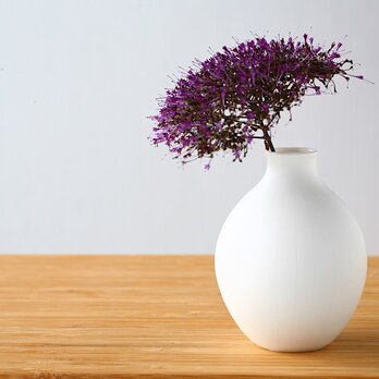 白い磁器の丸い一輪挿し (花器、フラワーベース、花瓶)の画像