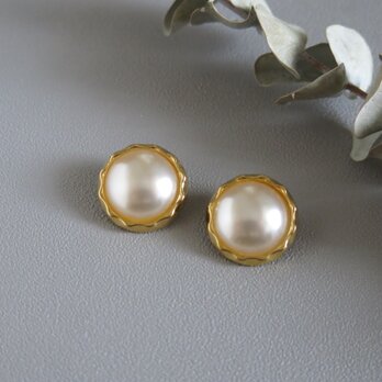 20mm 真珠のような美しさ 　ヴィンテージボタンピアス/イヤリング　パールピアス　なみなみNo.2 ゴールドフレームの画像