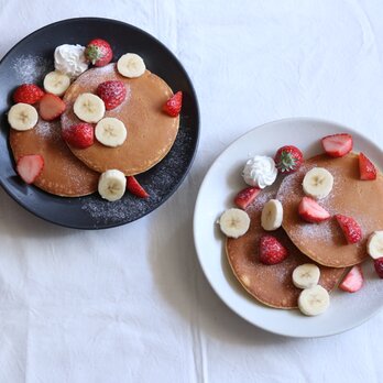 シンプルな丸皿　黒２２cm