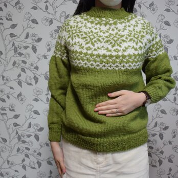 抹茶グリーンとグレージュのセーターの画像