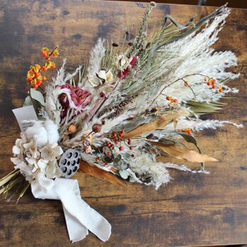 パンパスと和花材のスワッグ　パンパス　　ドライフラワーブーケの画像