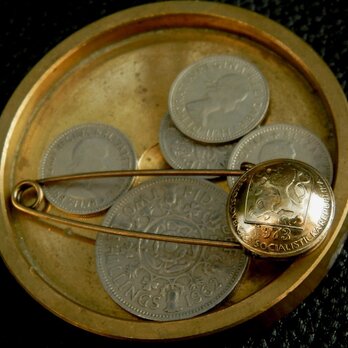 ＃B44　Czechoslovakia Coin Broochの画像