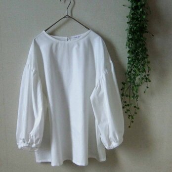 着回し抜群！　オフホワイト　バルーンスリーブのブラウス