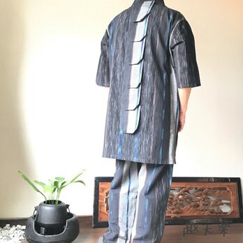 スラッシュカットのハイカラー、背中の鱗型パッチワークで遊ぶ前開き手織り綿メンズブラウス　黒青絣の画像