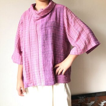 ロールネック着物スリーブ７分袖　カッティングが綺麗でシンプルに着られるけどスッキリ見える手織り綿ブラウス　ピンク絣の画像