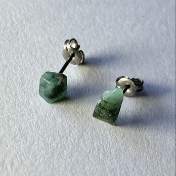 ブラジル産エメラルドのチタンピアス