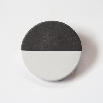 POINT　HALF brooch　Black / Whiteの画像