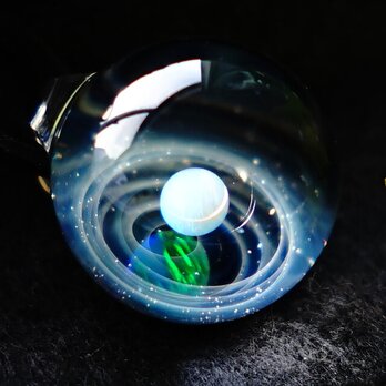 ２つの惑星の神秘的な世界 2種類のオパール入り ガラス ペンダント 宇宙 【送料無料】の画像