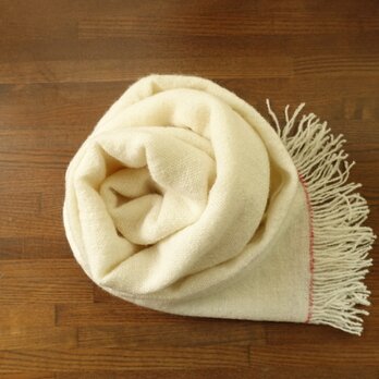 羊毛ストール　生成りと赤い毛糸