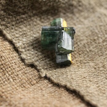 "漆塗り"グリーントルマリンの原石ブローチ Green Tourmarine Brooch Urushiの画像