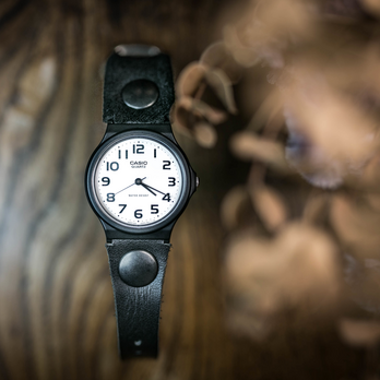 ベロアとヌメ革の2TONE腕時計 / アナログ針 / レトロブラック / ちょうどいいサイズ感【中】の画像