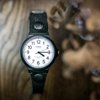 ベロアとヌメ革の2TONE腕時計 / アナログ針 / レトロブラック / ひとまわり大きな【大】の画像