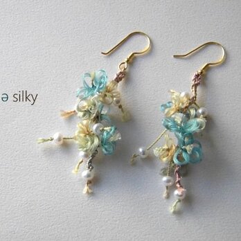 シルク小花のふわふわピアス　淡水パール