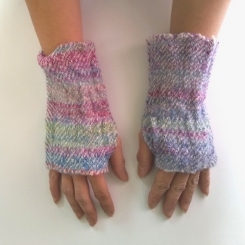 ふわっと暖かい手染め手紡ぎ糸を使った手織りハンドウォーマー 　ブルー～ピンクの画像
