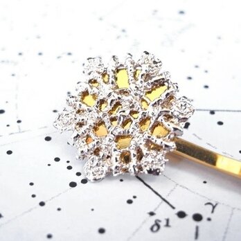 ヘアピン　ゴールドの雪の結晶フィグリーの画像
