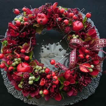 red petal & berry wreathの画像