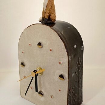 陶の置き時計「冬待ちギツネ」の画像