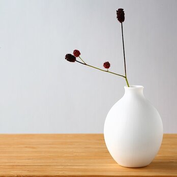 白い磁器の丸い一輪挿し (花器、フラワーベース、花瓶)の画像