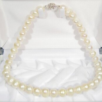 10.0-9.5mm本真珠（淡水）のネックレス（43cm、ナチュラルカラー、ホワイト、マグネット、ラインストーン付き）の画像
