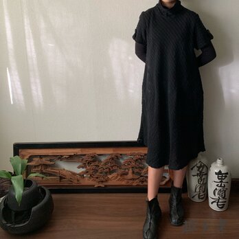 NHK連続テレビ「べっぴんさん」でももクロ百田さん着用ロングセラー　後ろリボンとバイアス、ハイカラー手織り綿ワンピ　黒無地の画像