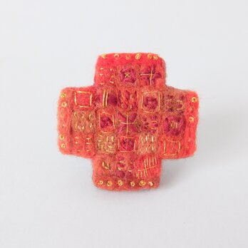 手紡ぎ糸の刺繍ブローチ「朱色の幾何学クロス」の画像