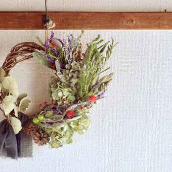 紫陽花と野バラの実とアメジストセージの存在感のある、木の実のついたドライフラワー・リース☆の画像