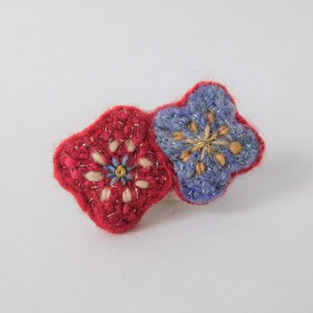 手紡ぎ糸の刺繍ブローチ「赤とすみれ色のお花」の画像