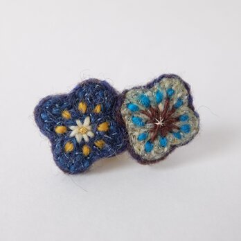 手紡ぎ糸の刺繍ブローチ「藍色と薄緑のお花」の画像