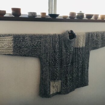 アラン模様をパッチワーク風に配置したセーターの画像