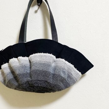 くるくる編み模様のモノトーンかばんの画像