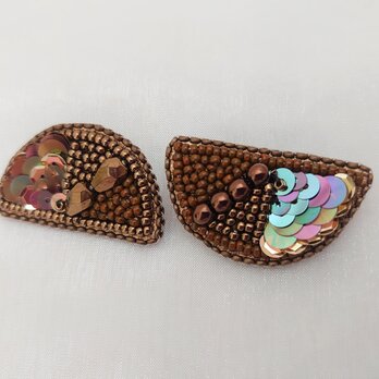 half moon brooch brown(B)の画像