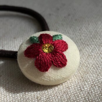 お花刺繍のヘアゴム　くるみボタンの画像